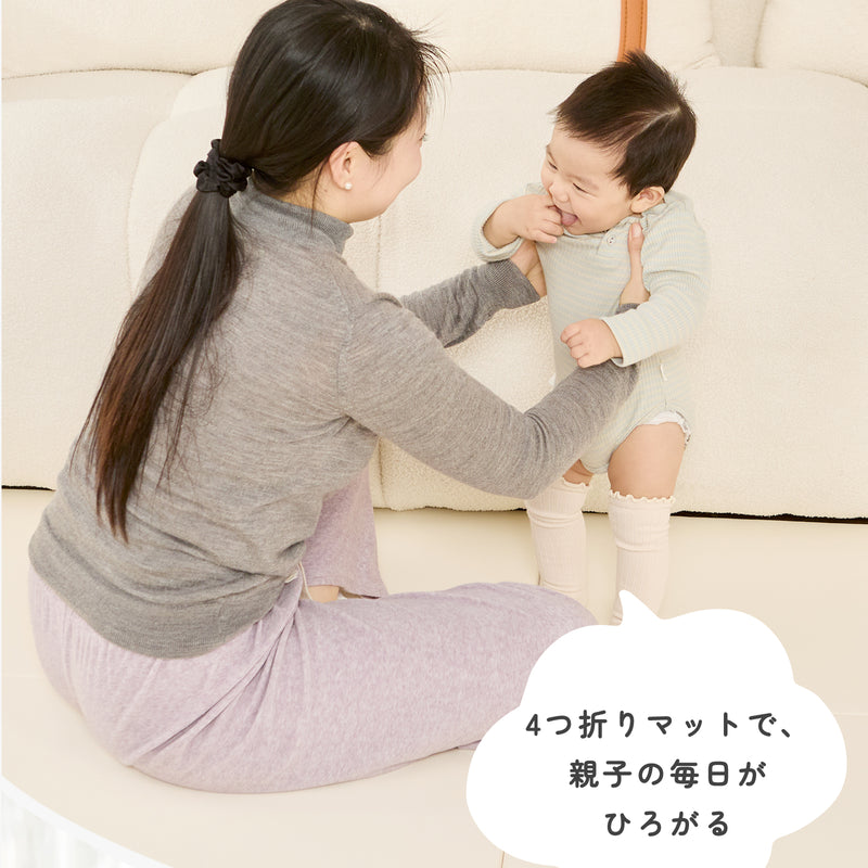 4つ折りプレイマットで赤ちゃんを抱く親子