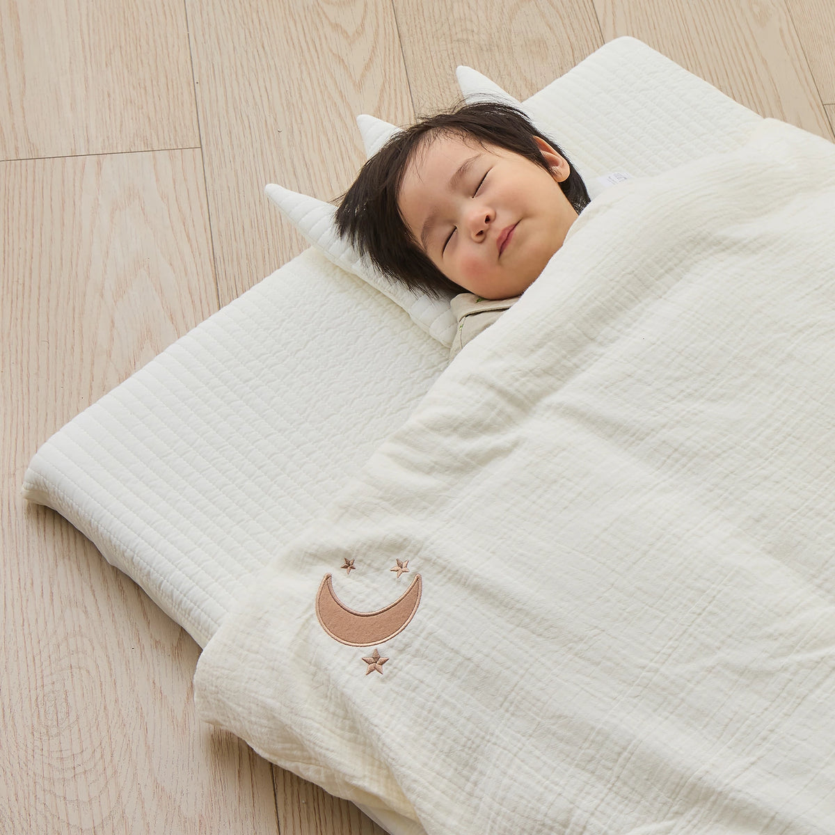 ベビー布団で眠る赤ちゃん