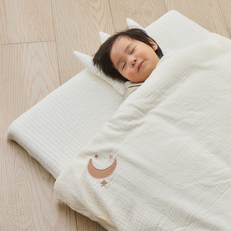 ベビー布団で眠る赤ちゃん