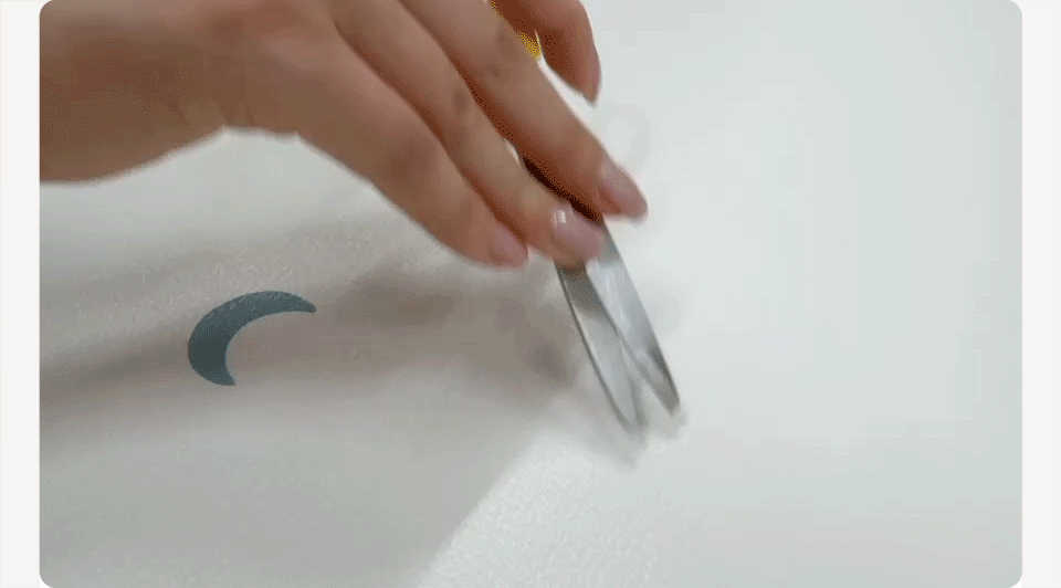 汚れを拭き取るプレイマット