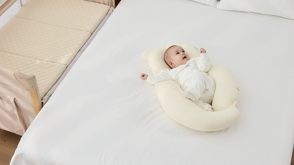 ベビー寝具でくつろぐ赤ちゃん