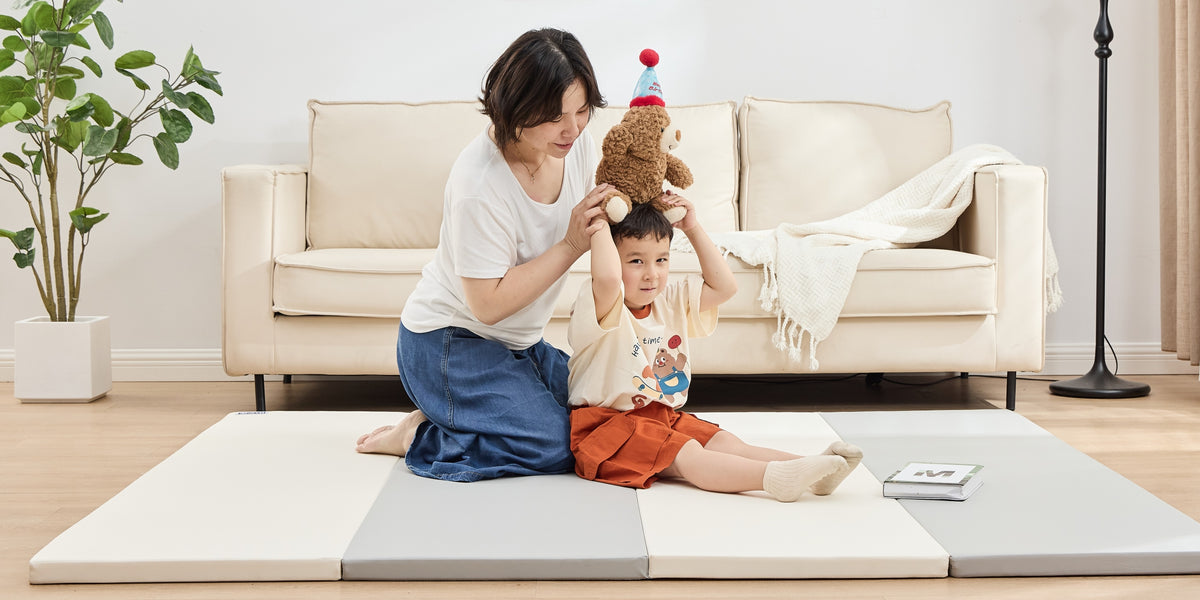 リビングのプレイマットで遊ぶ親子