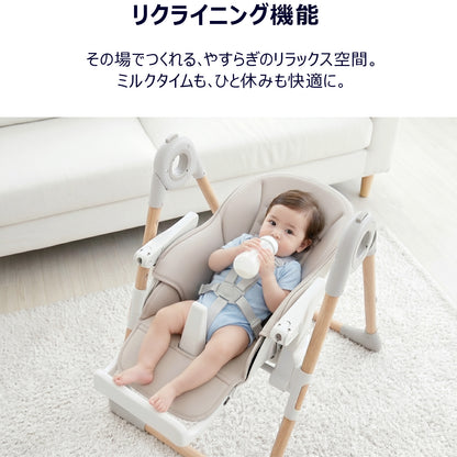 リクライニングしたベビーチェアでミルクを飲む赤ちゃん