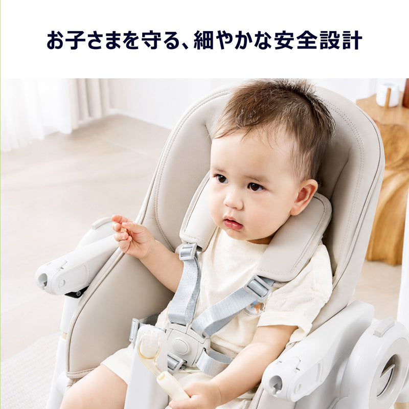 5点式安全ベルトを装着して座る赤ちゃん