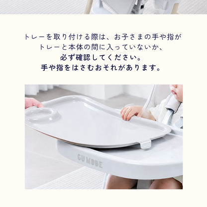 子どもの手指を確認しながら着脱式テーブルを取り付ける様子