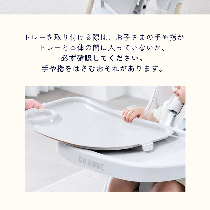 子どもの手指を確認しながら着脱式テーブルを取り付ける様子